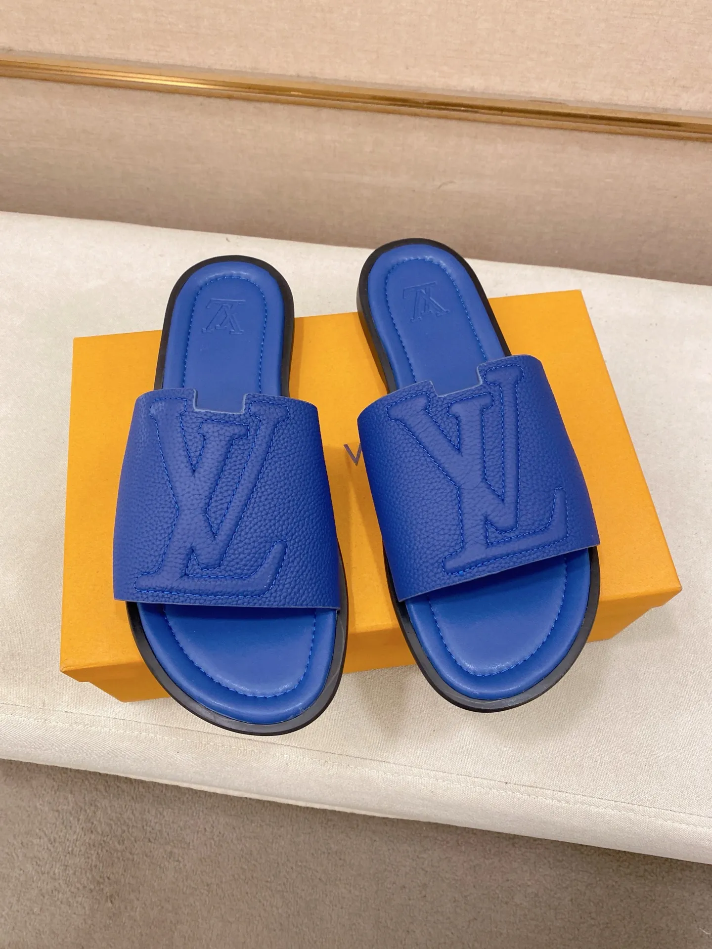 Men's shoes 💰: 340💰Made by LV🔍Top purchasing agents. Men's spring and summer slippers are available at the same counter. The uppers are imported cowhide from Italy, with logo graphics and high-quality craftsmanship. Soles: original soles specially provided by the original factory. Exclusive movable molded soles are super comfortable. Original goods follow orders. 🔍🔍High quality. You can enter and exit the counter at will. Welcome to compare. Size 38-44. Can be customized45